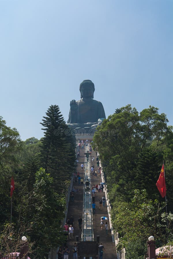 HONG KONG -2015 17 de octubre: Tian Tan Giant Buddha de Po Lin Monastery, isla de Lantau en Hong Kong Es un centro importante del Buddhism en Hong Kong, y es también una atracción turística popular