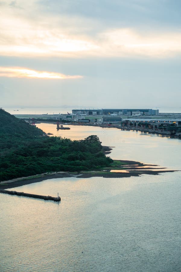 Hong Kong-Flughafen Auf Der Tung Chungs-Bucht Stockbild - Bild von hoch