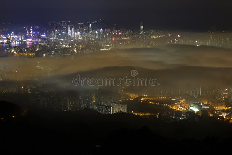 Hong Kong, in una Notte di Nebbia.