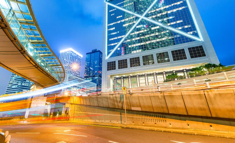 Hong Kong i stadens centrum skyskrapor på natten med stadstrafik fotografering för bildbyråer Hong Kong i stadens centrum skyskrapor på natten med stadstrafik fotografering för bildbyråer