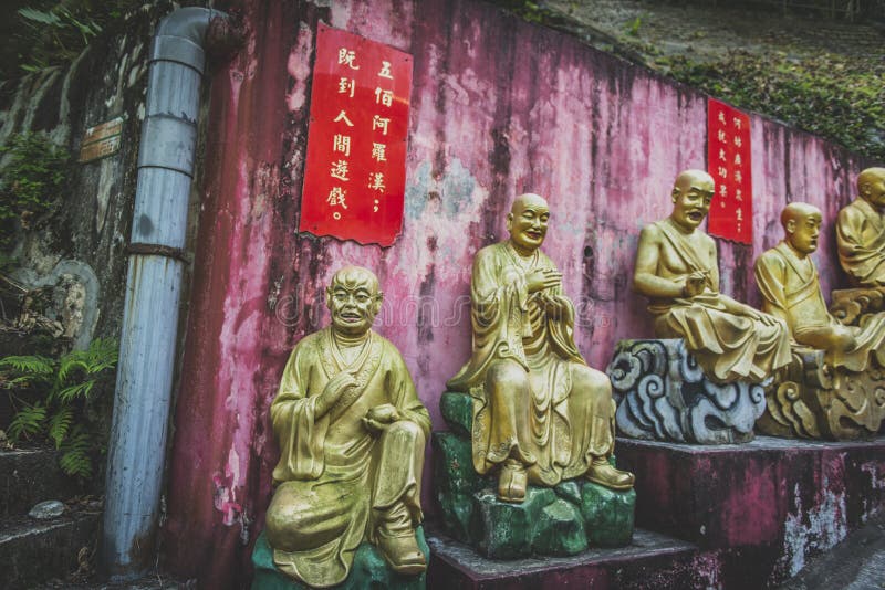 Hong Kong, Listopad 2018 - dziesięcia tysięcego Buddhas monasteru mężczyzny sadło Sze fotografia stock Hong Kong, Listopad 2018 - dziesięcia tysięcego Buddhas monasteru mężczyzny sadło Sze fotografia stock