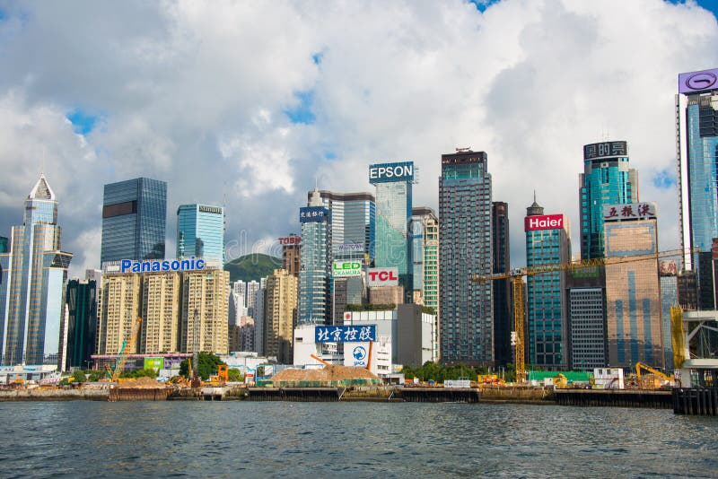 Hong Kong - 27 luglio 2014: Orizzonte di Hong Kong sopra. Hong Kong - 27 luglio 2014: Thee di skylin di Hong Kong il 27 luglio nel thea di Chin, Hong Kong Il thee di skylin di Hong Kong è uno dei famose nel mondo