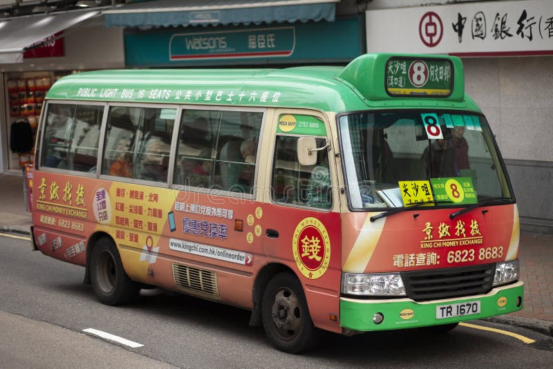Hong Kong - porcelaine : march17,2019 : l'autobus de lumière de 16 sièges est celui de moyen de transport de masse de la vie de v images stock Hong Kong - porcelaine : march17,2019 : l'autobus de lumière de 16 sièges est celui de moyen de transport de masse de la vie de v images stock