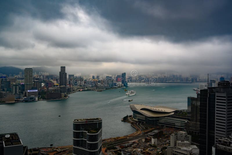 Hong Kong på regnig dag med mörka regnmoln arkivbild