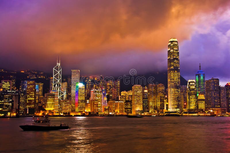 Hong Kong Skylight na paisagem do crepúsculo a sinfonia de Citys claro imagens de stock royalty free Hong Kong Skylight na paisagem do crepúsculo a sinfonia de Citys claro imagens de stock royalty free