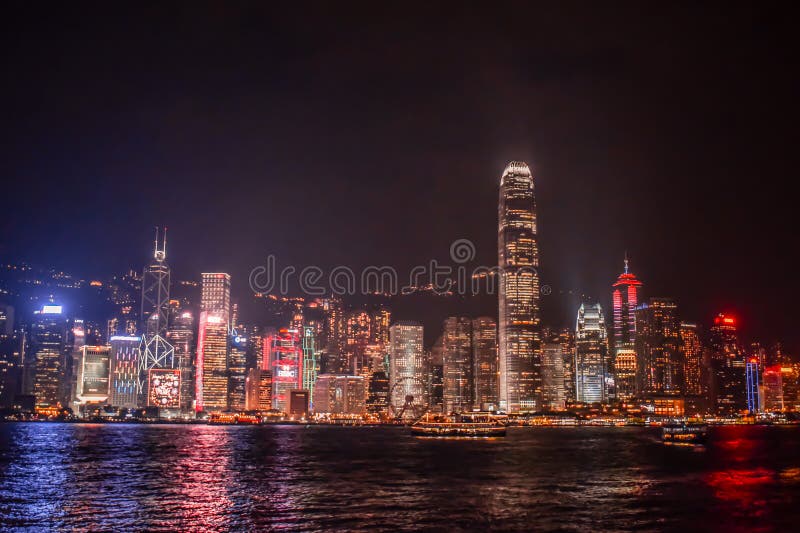 Hong Kong Skyline éclairé du Tsim Sha Tsui Promenade au cours de la nuit photos stock Hong Kong Skyline éclairé du Tsim Sha Tsui Promenade au cours de la nuit photos stock