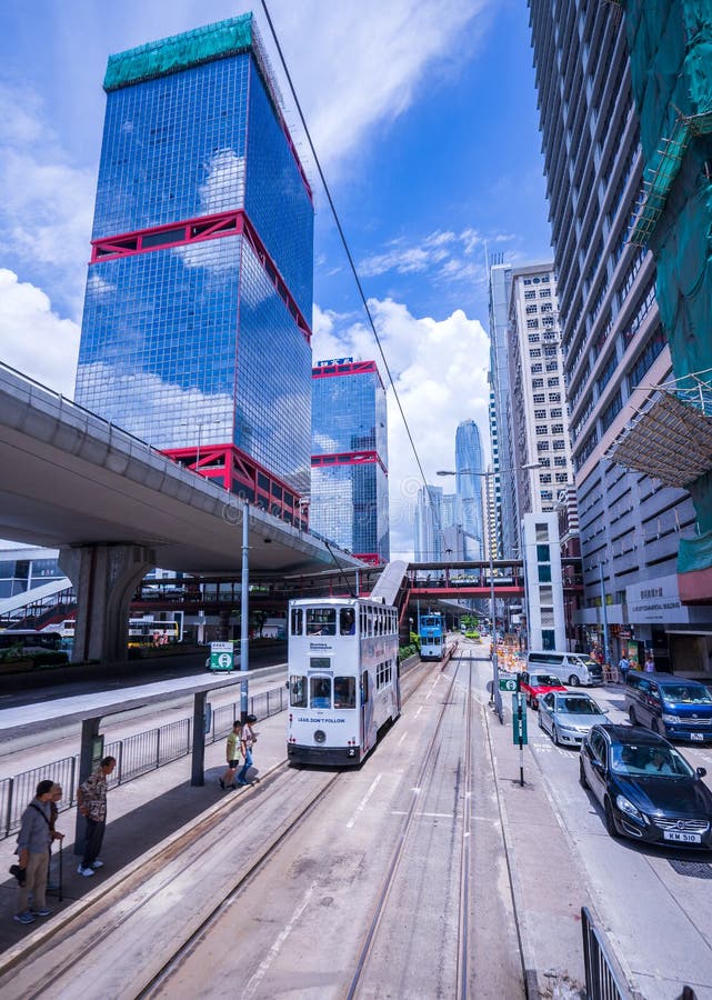 Hong Kong-Straßenbahnen, Hong Kong-` s Trams laufen in zwei Richtungen -- Osten- und Westpassagiere lehnen sich zurück als Hong K stockbild Hong Kong-Straßenbahnen, Hong Kong-` s Trams laufen in zwei Richtungen -- Osten- und Westpassagiere lehnen sich zurück als Hong K stockbild