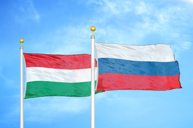 Hongarije en rusland hebben twee vlaggen op de vlaggen en de blauwe troebele hemel