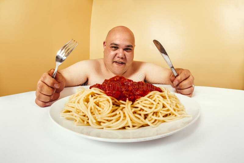 Hongerige vette mens die spaghetti eten stock afbeeldingen Hongerige vette mens die spaghetti eten stock afbeeldingen
