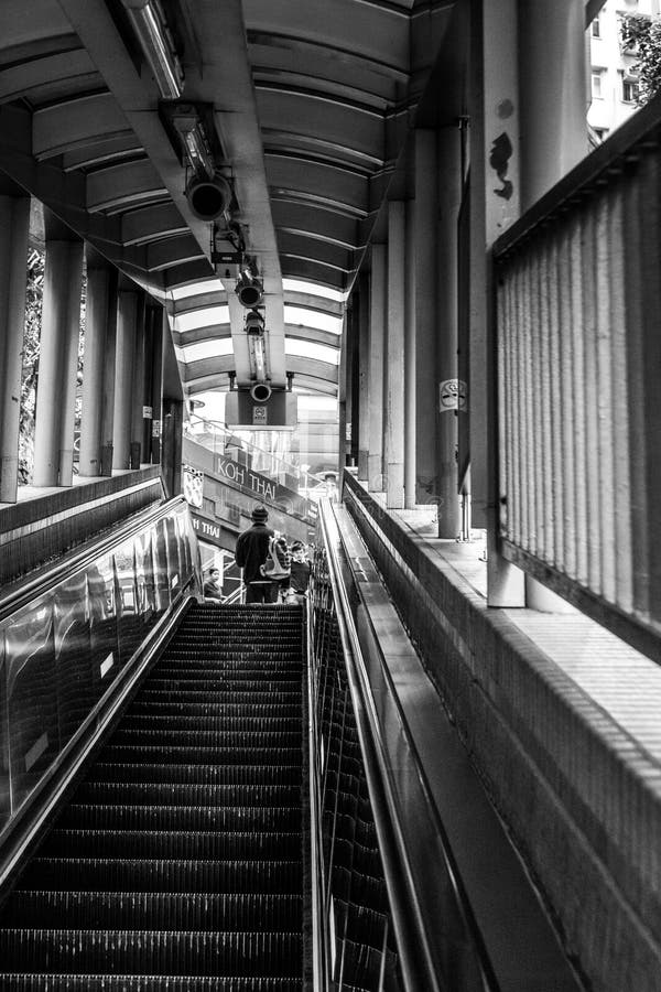HONGKONG, CHINA/ASIA - FEBRUARY 27 : Escalator in Hongkong on Fe stock images HONGKONG, CHINA/ASIA - FEBRUARY 27 : Escalator in Hongkong on Fe stock images