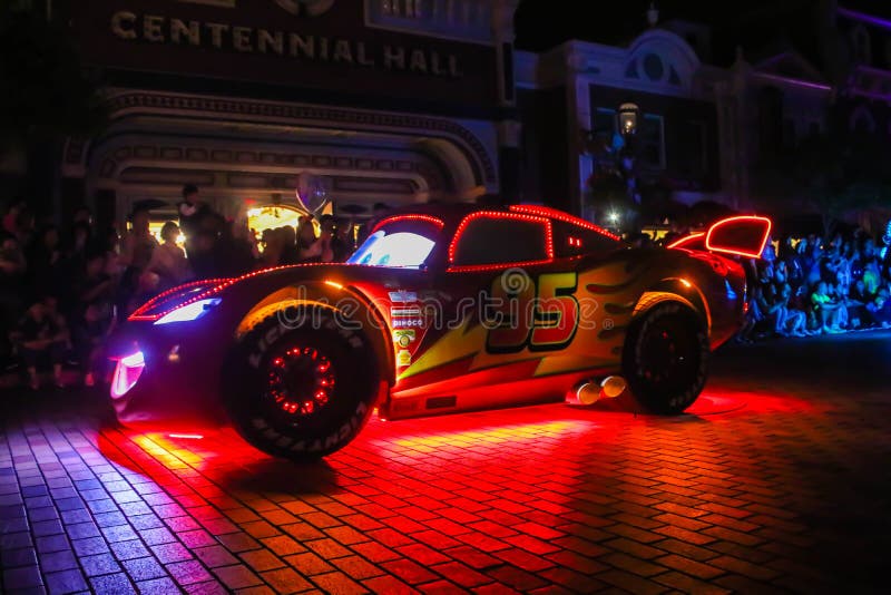 HONGKONG, HONGKONG DISNEYLAND - 30 mars 2019 Fermeture des voitures lors de la parade nocturne de Disneyland , Hong Kong Disneyla photo stock HONGKONG, HONGKONG DISNEYLAND - 30 mars 2019 Fermeture des voitures lors de la parade nocturne de Disneyland , Hong Kong Disneyla photo stock