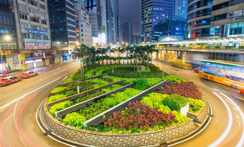 HONGKONG - MAJ 12, 2014: Modern stadshorisont med vägbilligh fotografering för bildbyråer HONGKONG - MAJ 12, 2014: Modern stadshorisont med vägbilligh fotografering för bildbyråer
