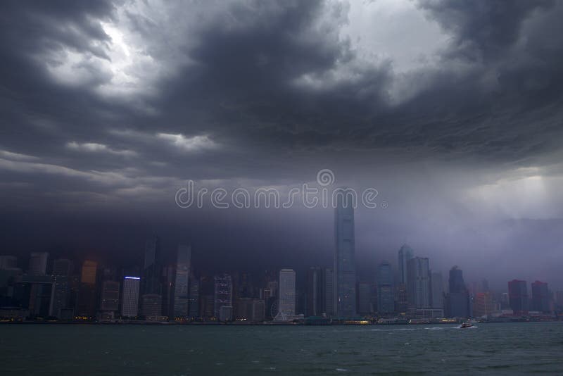 Orribile tempesta sulla grande città, Hong kong nel tifone disastro di più e più a causa del cambiamento climatico.