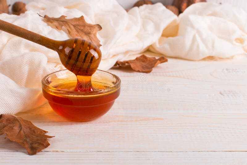 Honig, Stick, Glas, Schal, trockene Blätter Rustikales, süßes Herbstfoto, weißer Holzboden, Kopierraum stockbild Honig, Stick, Glas, Schal, trockene Blätter Rustikales, süßes Herbstfoto, weißer Holzboden, Kopierraum stockbild
