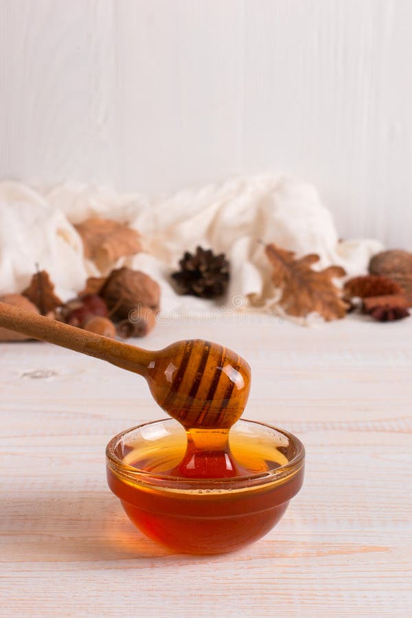Honig, Stick, Glas, Schal, trockene Blätter Rustikales, süßes Herbstfoto, weißer Holzboden, Kopierraum lizenzfreies stockfoto Honig, Stick, Glas, Schal, trockene Blätter Rustikales, süßes Herbstfoto, weißer Holzboden, Kopierraum lizenzfreies stockfoto