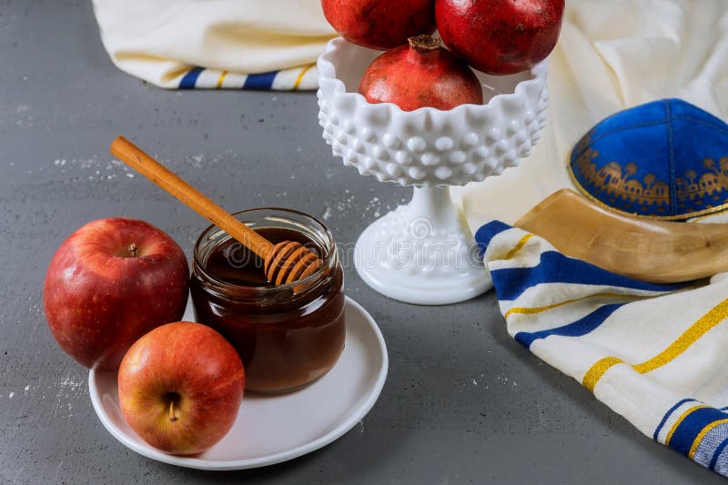 Honig und Äpfel auf jüdischem torah Feiertag Rosh Hashanah Buch, kippah ein yamolka talit lizenzfreie stockfotografie Honig und Äpfel auf jüdischem torah Feiertag Rosh Hashanah Buch, kippah ein yamolka talit lizenzfreie stockfotografie