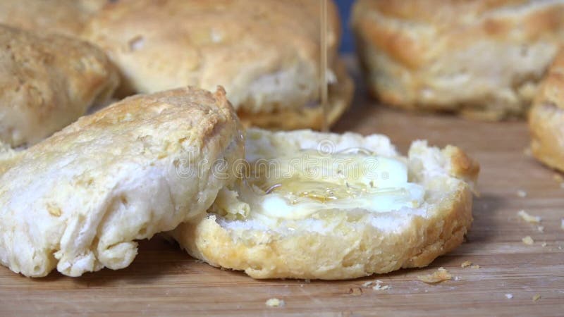 Honing gieten op een vers gebakken gebotterd koekje