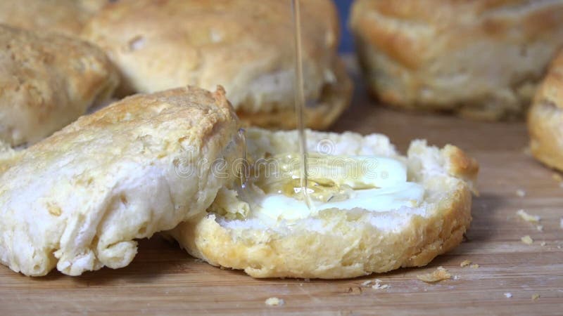 Honing gieten op een vers gebakken koekje