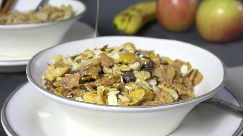 Honing op een kom van muesli-confectie gieten