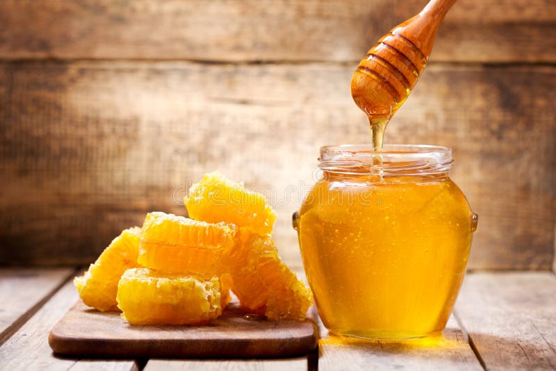 Honingraten en kruik honing