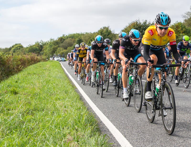 HONITON, ВЕЛИКОБРИТАНИЯ - 20-ОЕ СЕНТЯБРЯ: Брэдли Wiggins носит желтый цвет Джерси IG как настоящий руководитель путешествия, в пак стоковые изображения rf HONITON, ВЕЛИКОБРИТАНИЯ - 20-ОЕ СЕНТЯБРЯ: Брэдли Wiggins носит желтый цвет Джерси IG как настоящий руководитель путешествия, в пак стоковые изображения rf