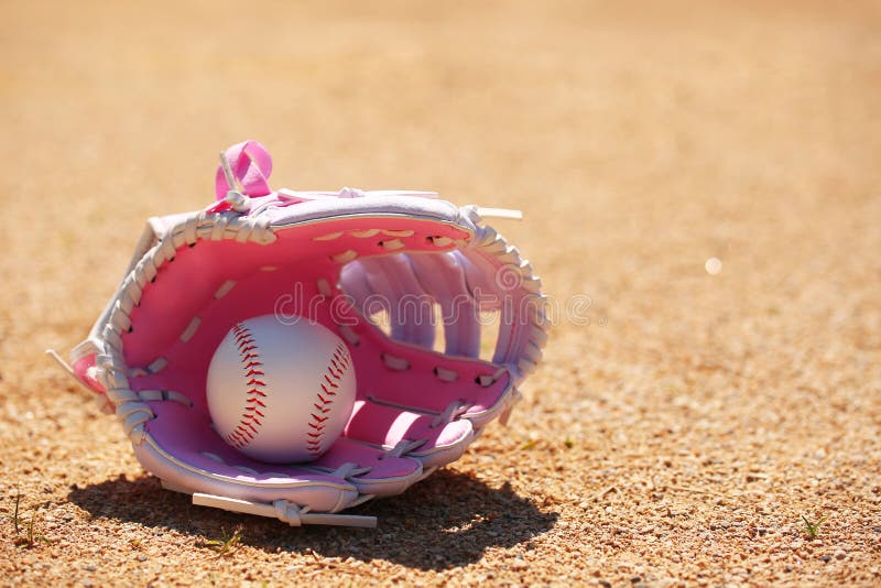 Honkbal in Roze Handschoen op Gebied stock afbeelding Honkbal in Roze Handschoen op Gebied stock afbeelding