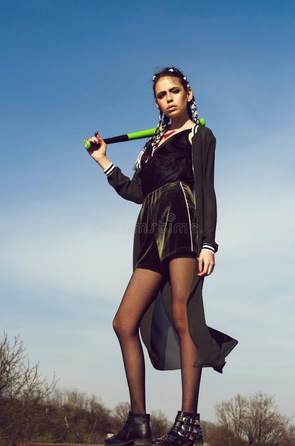 Een honkbalknuppel in de hand van een jonge vrouw royalty-vrije stock afbeelding