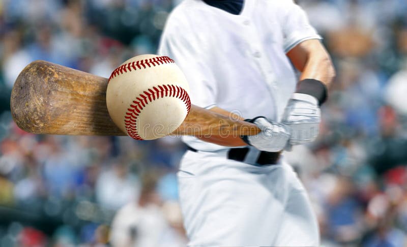 Honkbalspeler die een bal slaat met een knuppel in het midden