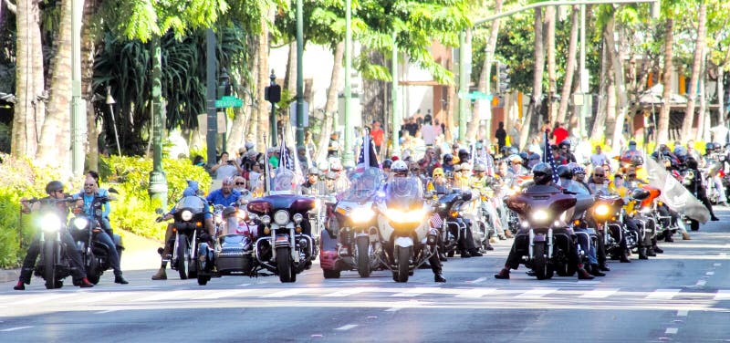Honolulu Hawaii, USA - Maj 30, 2016: Waikiki Memorial Day ståtar arkivfoton Honolulu Hawaii, USA - Maj 30, 2016: Waikiki Memorial Day ståtar arkivfoton