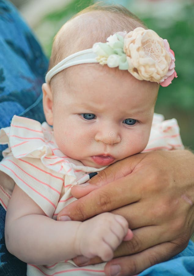 Honrar a padres el día de padres Poco engendra a la hija Niño adorable de la muchacha Poco Cutie Padres internacionales felices imágenes de archivo libres de regalías Honrar a padres el día de padres Poco engendra a la hija Niño adorable de la muchacha Poco Cutie Padres internacionales felices imágenes de archivo libres de regalías