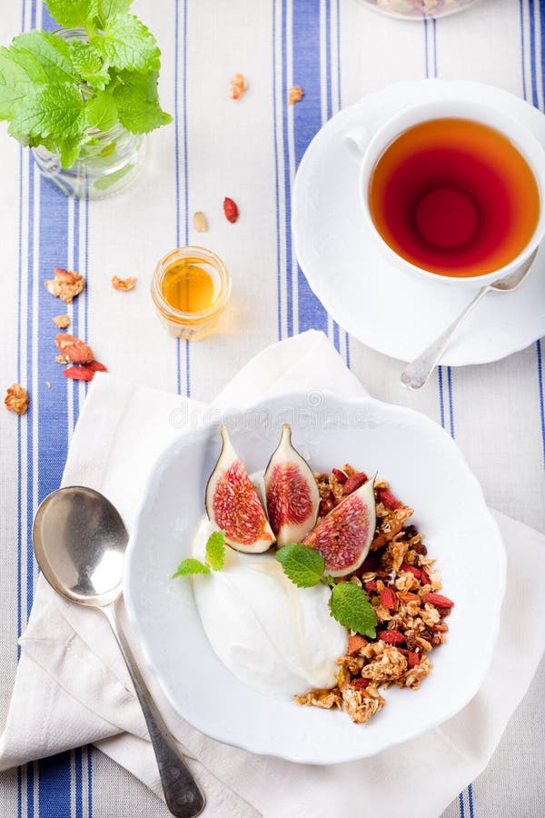 Honung glasade havregranola med fikonträd och yoghurt royaltyfri foto Honung glasade havregranola med fikonträd och yoghurt royaltyfri foto