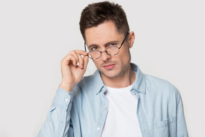 Hoofd geschotene portret wantrouwende mens die oogglazen verminderen die camera bekijken stock fotografie Hoofd geschotene portret wantrouwende mens die oogglazen verminderen die camera bekijken stock fotografie