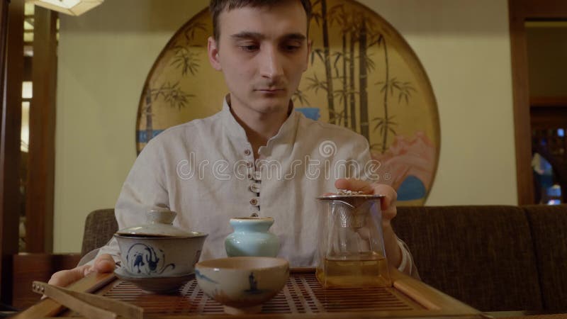 Hoofd het gieten infusie van groene thee van gaiwan aan het vooraanzicht van de billijkheidskom royalty-vrije stock fotografie Hoofd het gieten infusie van groene thee van gaiwan aan het vooraanzicht van de billijkheidskom royalty-vrije stock fotografie