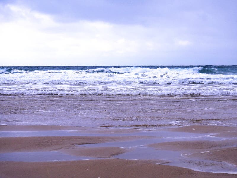 Hoofd op mening van de branding en het zand bij een strand in het Zuidwesten van het UK stock afbeeldingen Hoofd op mening van de branding en het zand bij een strand in het Zuidwesten van het UK stock afbeeldingen
