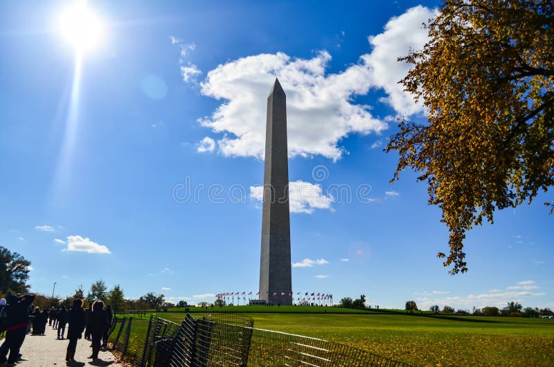 Hoofdartikel: Washington DC, de V.S. - 10 November 2017 Washington Monument in de ochtend met blauwe hemel en wolk stock foto's Hoofdartikel: Washington DC, de V.S. - 10 November 2017 Washington Monument in de ochtend met blauwe hemel en wolk stock foto's