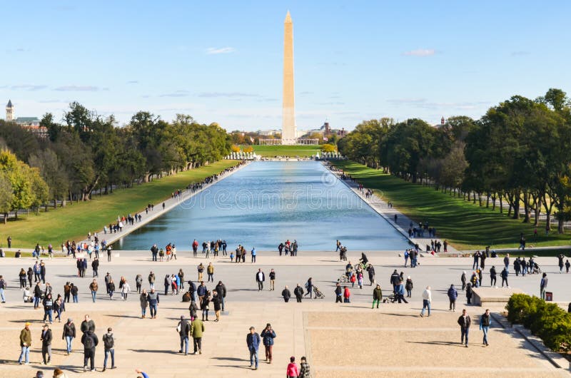 Hoofdartikel: Washington DC, de V.S. - 10 November 2017 Washington Monument in de ochtend met blauwe hemel en wolk stock fotografie Hoofdartikel: Washington DC, de V.S. - 10 November 2017 Washington Monument in de ochtend met blauwe hemel en wolk stock fotografie
