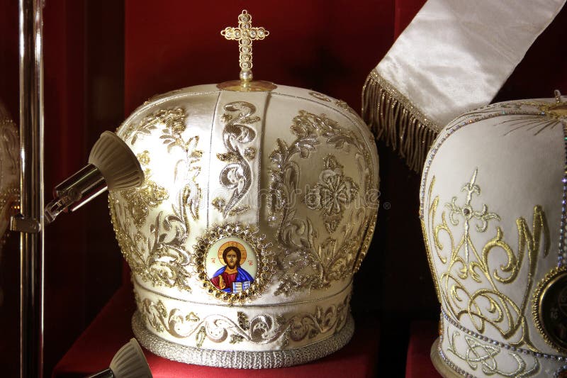 Hoofddeksels van priesters op een rode achtergrond stock fotografie Hoofddeksels van priesters op een rode achtergrond stock fotografie