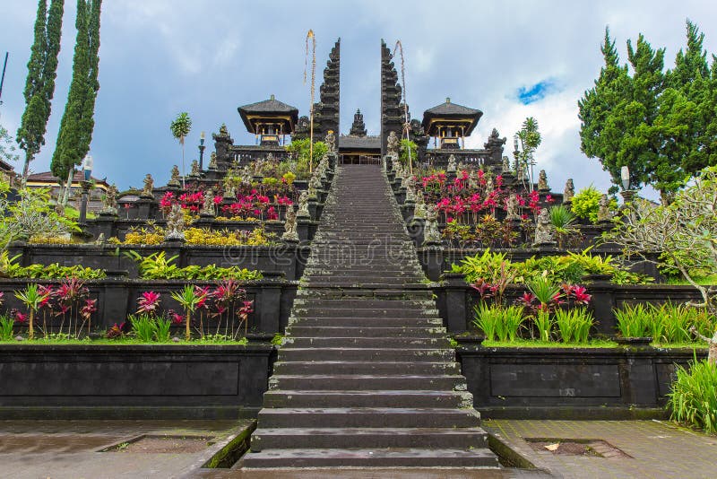 Hoofdingang van de tempel van het land in Bali, Indonesië royalty-vrije stock foto Hoofdingang van de tempel van het land in Bali, Indonesië royalty-vrije stock foto