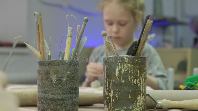 Hoofdklasse van kinderen in kleimodellering Keramische workshop