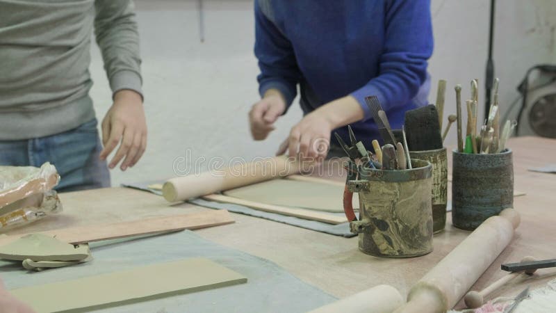 Hoofdklasse van kinderen in kleimodellering Keramische workshop