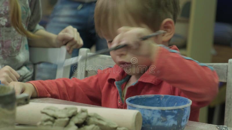 Hoofdklasse van kinderen in kleimodellering Keramische workshop