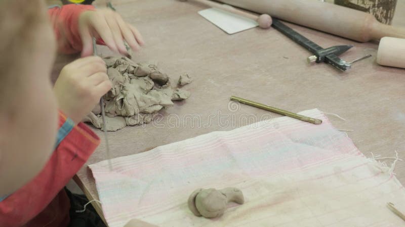 Hoofdklasse van kinderen in kleimodellering Keramische workshop