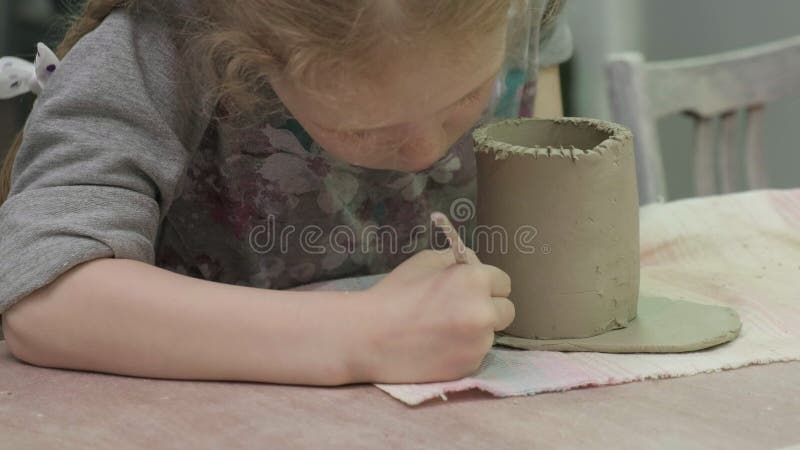 Hoofdklasse van kinderen in kleimodellering Keramische workshop