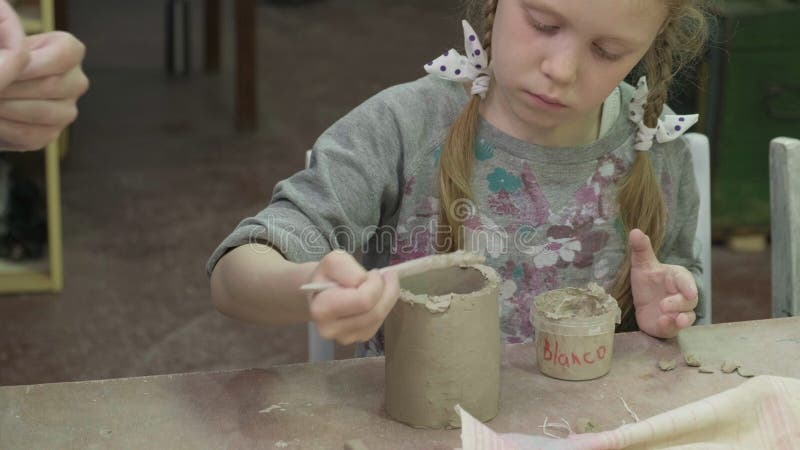 Hoofdklasse van kinderen in kleimodellering Keramische workshop