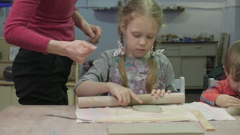 Hoofdklasse van kinderen in kleimodellering Keramische workshop