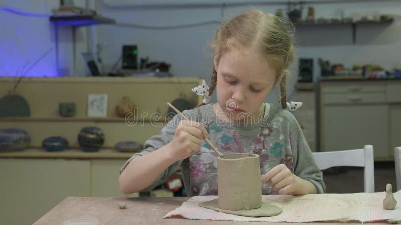 Hoofdklasse van kinderen in kleimodellering Keramische workshop