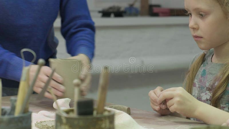 Hoofdklasse van kinderen in kleimodellering Keramische workshop