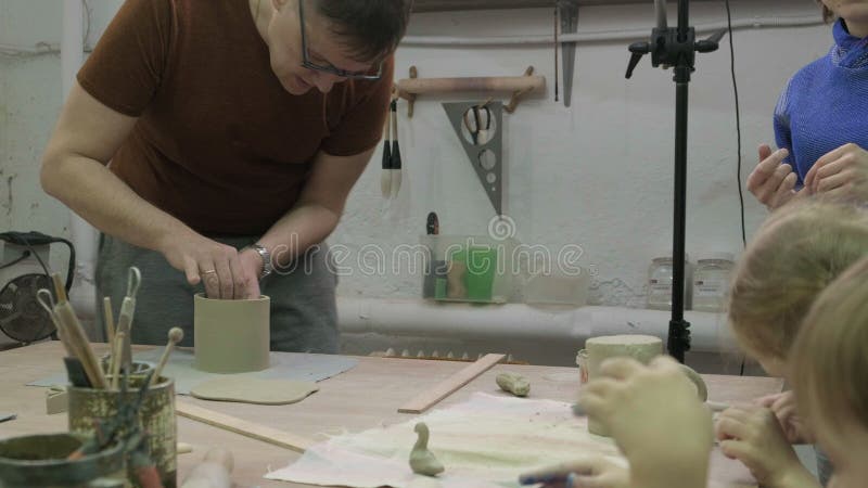 Hoofdklasse van kinderen in kleimodellering Keramische workshop