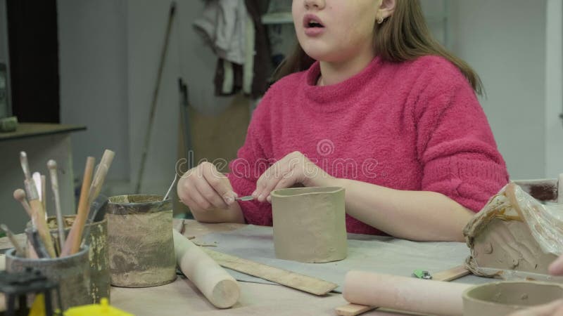 Hoofdklasse van kinderen in kleimodellering Keramische workshop