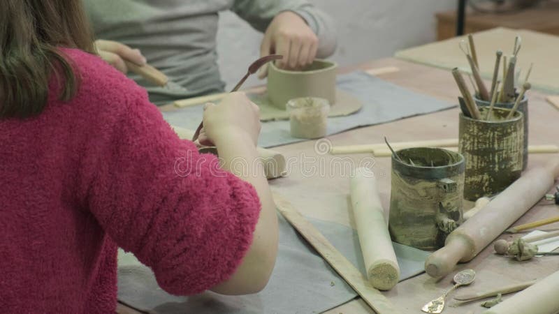 Hoofdklasse van kinderen in kleimodellering Keramische workshop